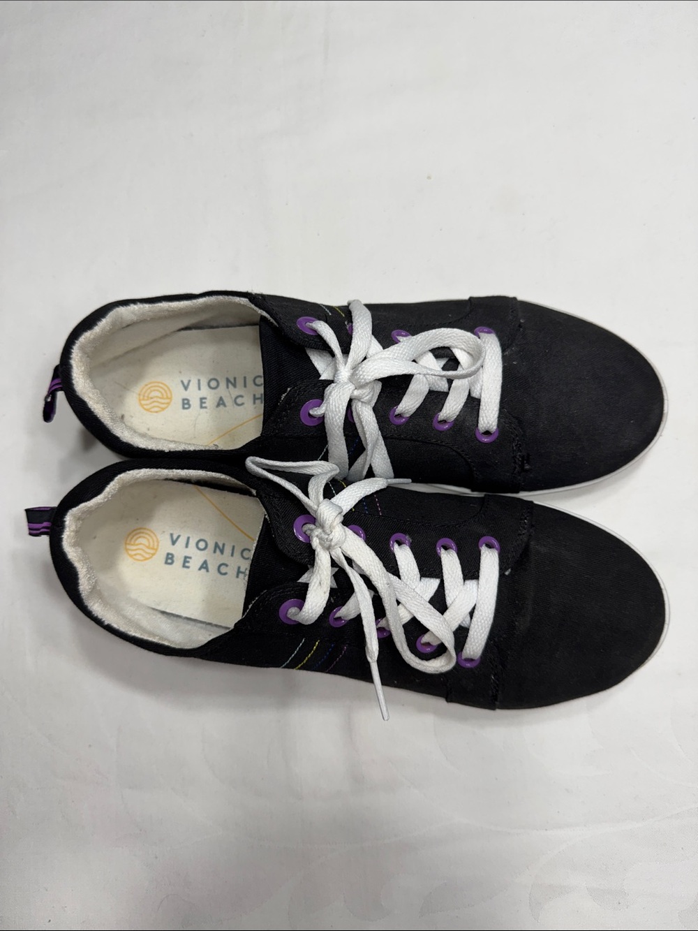 Vionic Beach “Stinson” black canvas sneaks. Size 11